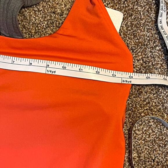 Gap Fit Forgiving Tank in Fire Coral.  Gray Shelf Bra.  Size Medium - Picture 3 of 7